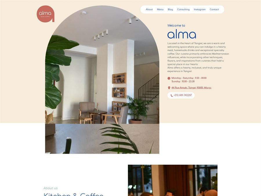 Page d'accueil du site Alma Kitchen & Coffee à Tanger : intérieur chaleureux du café, présentation du lieu, horaires et coordonnées.